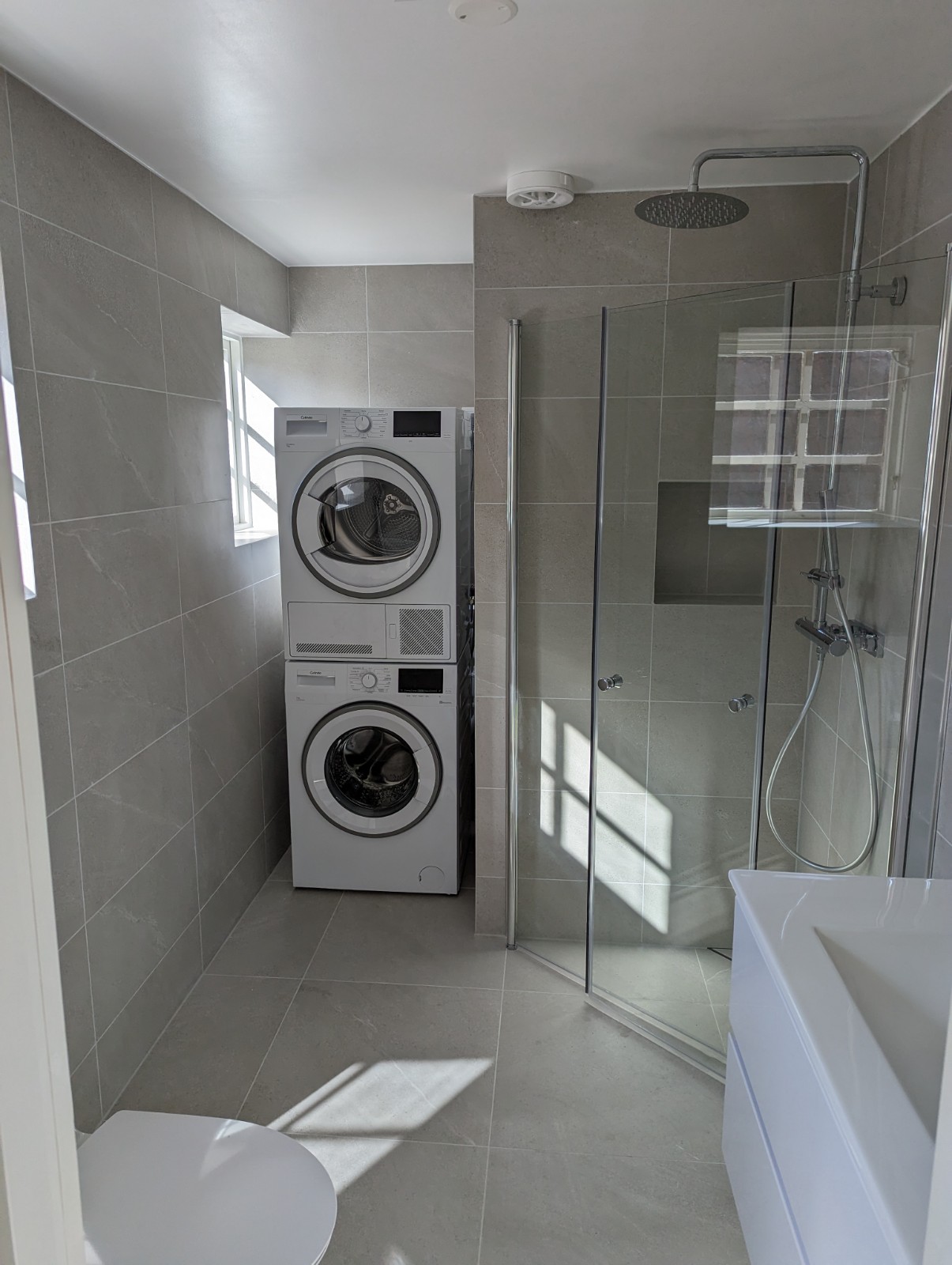 Badrum m. dusch, tvättmaskin & tumlare
